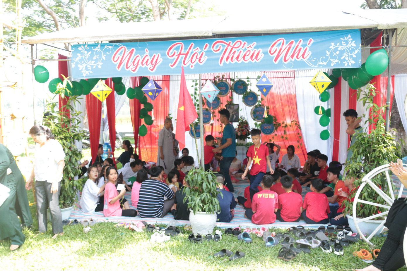 Các sinh hoạt văn hóa văn nghệ, trò chơi dành cho trẻ tại "Ngày hội thiếu nhi". Ảnh: N.V