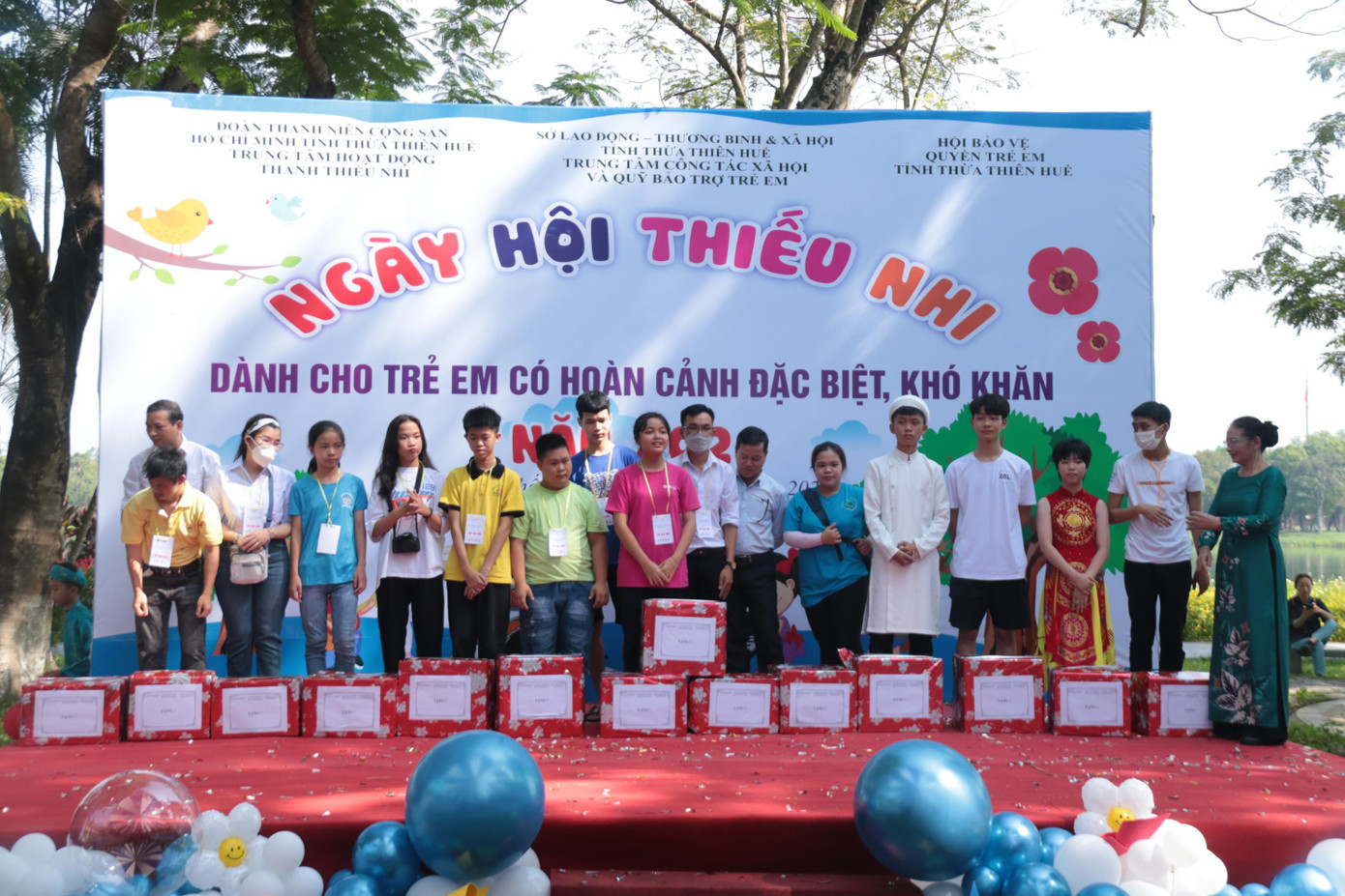 Nhiều phần quà động viên dành cho trẻ em có hoàn cảnh đặc biệt. Ảnh: N.V