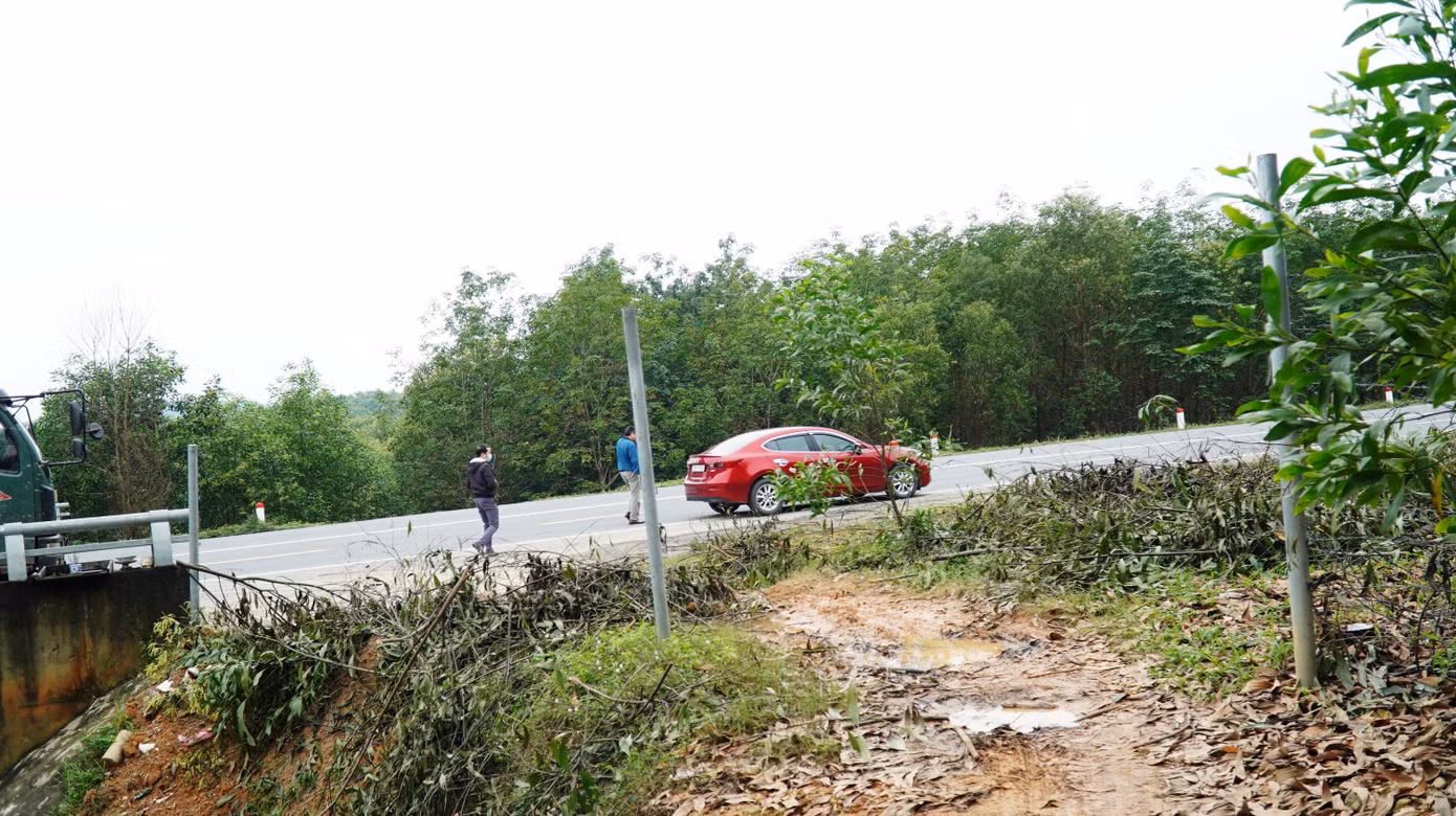 Theo đại diện Ban quản lý Dự án đường Hồ Chí Minh, thời gian tới, các đơn vị nhà thầu sẽ triển khai đồng bộ việc khắc phục hệ thống hàng rào bảo vệ bị người dân phá dỡ, thi công bổ sung một số đoạn hàng rào chưa được xây dựng do trước đó bị vướng mắc về giải phóng mặt bằng. “Trước khi đưa vào vận hành, hệ thống hàng rào phải được khắc phục triệt để và hoàn thiện toàn bộ”, đại diện Ban quản lý Dự án đường Hồ Chí Minh cho hay. Được biết, Dự án đường Hồ Chí Minh đoạn La Sơn - Túy Loan nối tỉnh TT-Huế và TP Đà Nẵng có chiều dài 77,6km; tổng mức đầu tư gần 11.500 tỷ đồng, thực hiện theo hình thức xây dựng - chuyển giao (BT) do Ban quản lý Dự án đường Hồ Chí Minh làm chủ đầu tư.