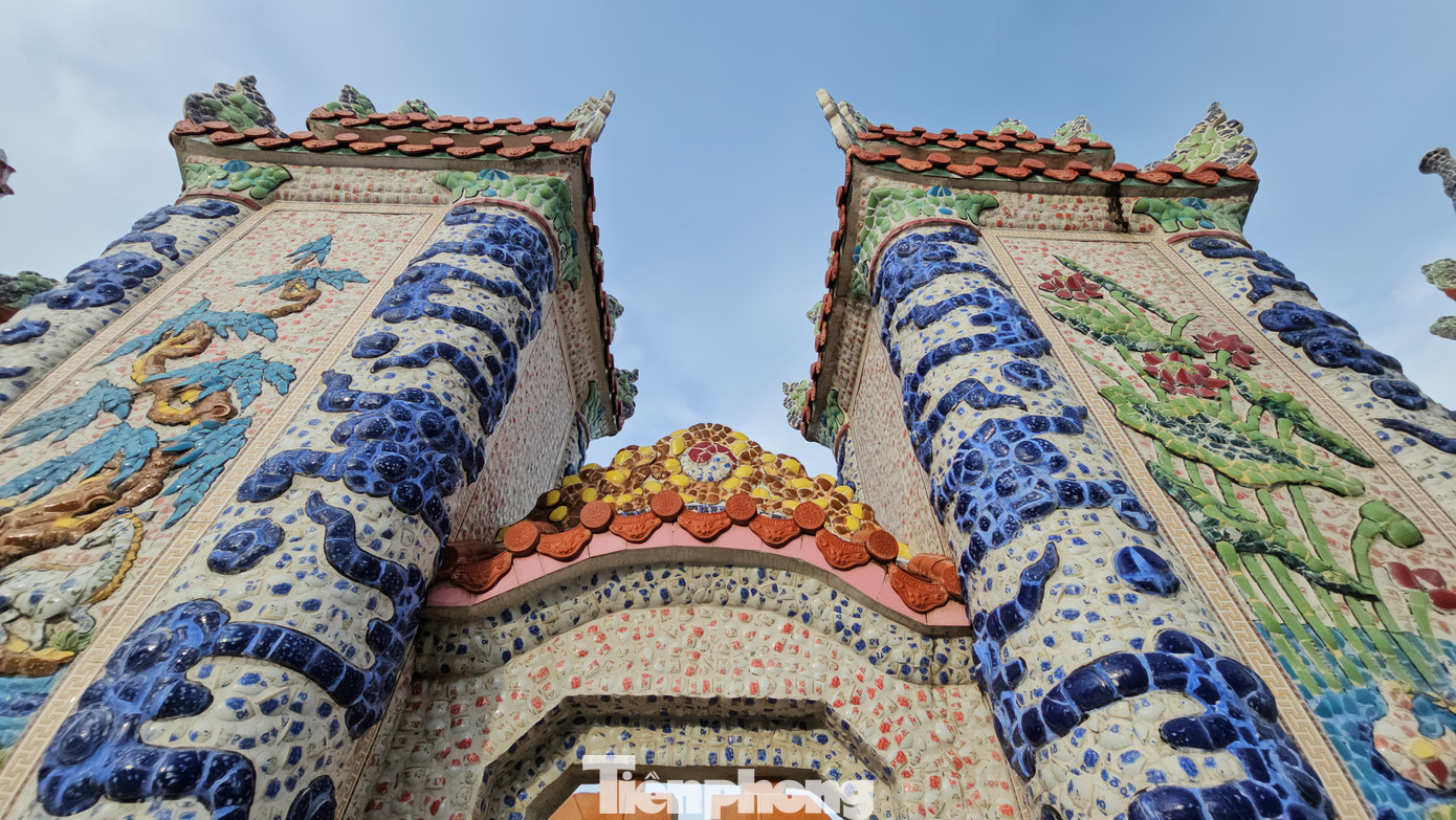 Ông Hồ Văn Thiết chủ nhân khu lăng mộ cho biết để làm khu lăng này, gia đình đã mua đến 19 tấn mảnh sành sứ để làm vật trang trí. Mỗi ngày có 10 thợ đến làm việc tại khu lăng mộ từ năm 2017 đến 2019 mới xong. Ông Thiết kể gia đình có 9 người con. Trước khi xây dựng lăng mộ, hai ông bà thuê người thiết kế bản vẽ. Sau khi tham khảo ý kiến toàn gia đình và nhận được sự đồng thuận, khu lăng đã được xây dựng theo bản thiết kế.