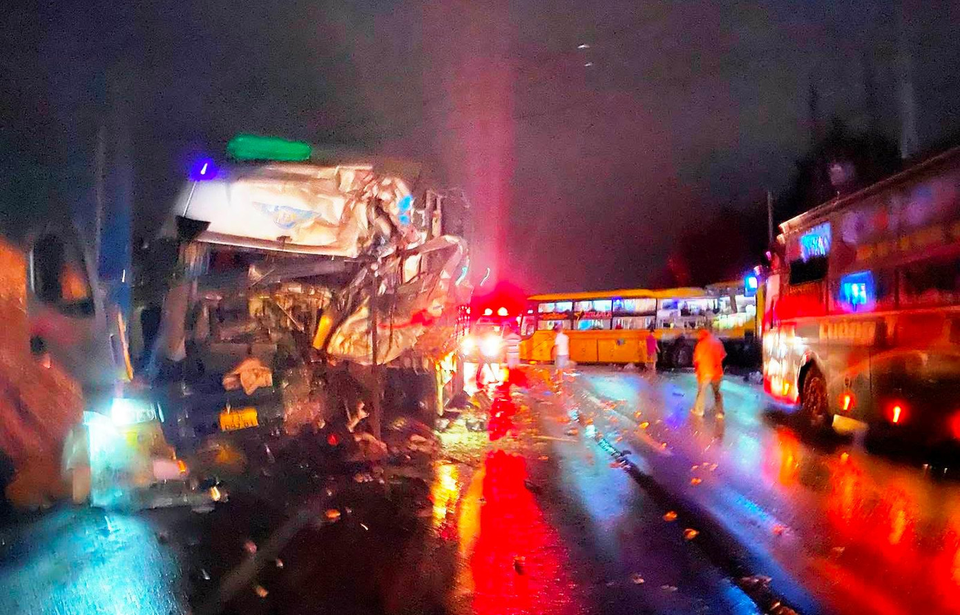 Hiện trường vụ tai nạn giao thông đặc biệt nghiêm trọng trên đường tránh TP Huế. Hiện trường vụ tai nạn giao thông đặc biệt nghiêm trọng trên đường tránh TP Huế.