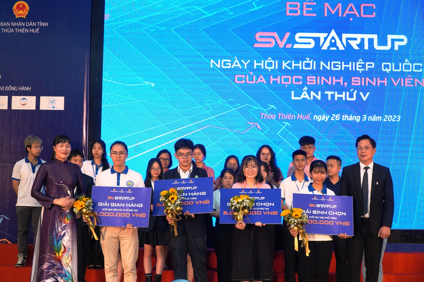 Ban tổ chức trao 4 giải phụ.