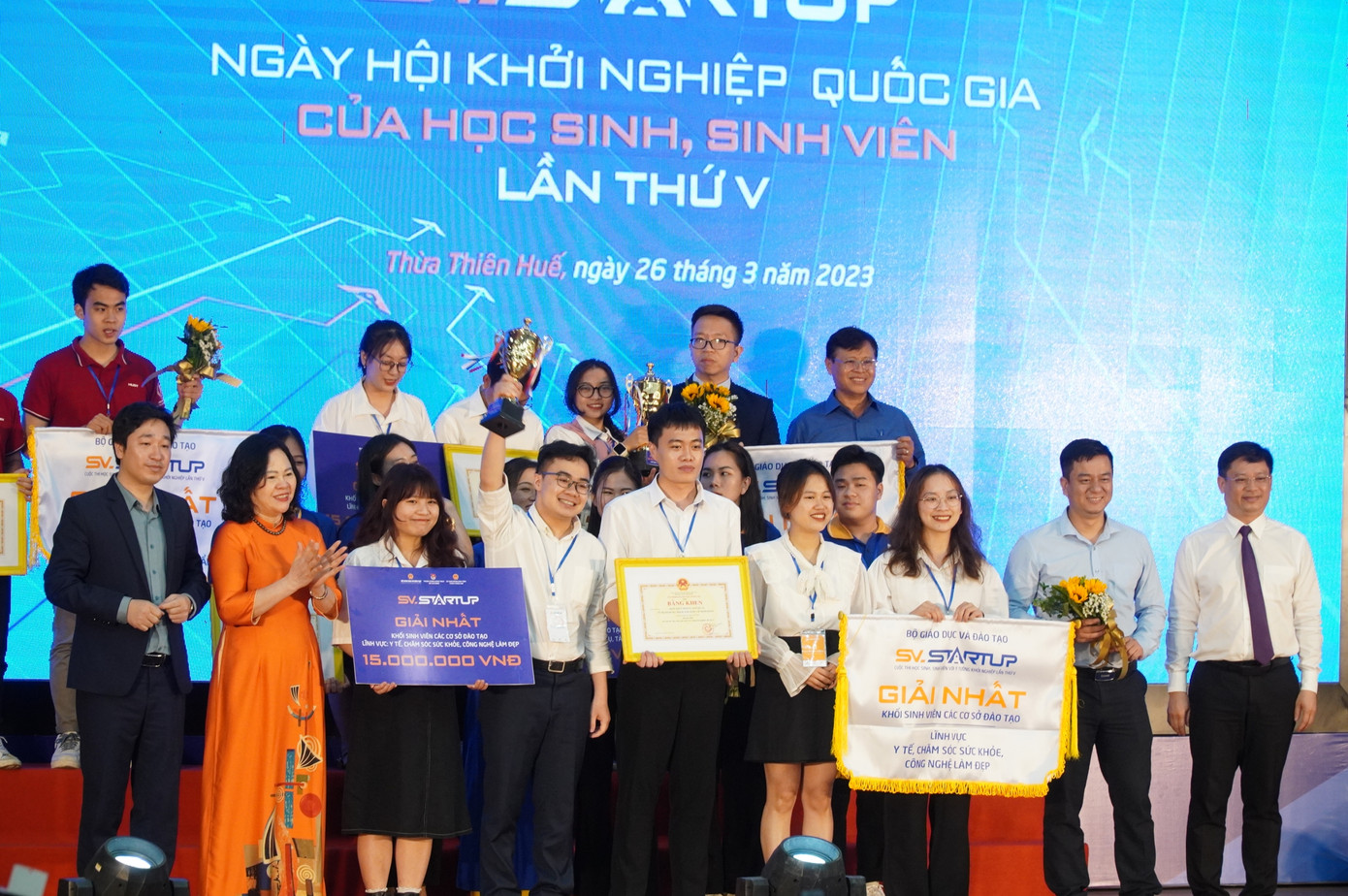 Trao giải Nhất khối sinh viên cho 5 đơn vị đoạt giải. Ảnh: N.V