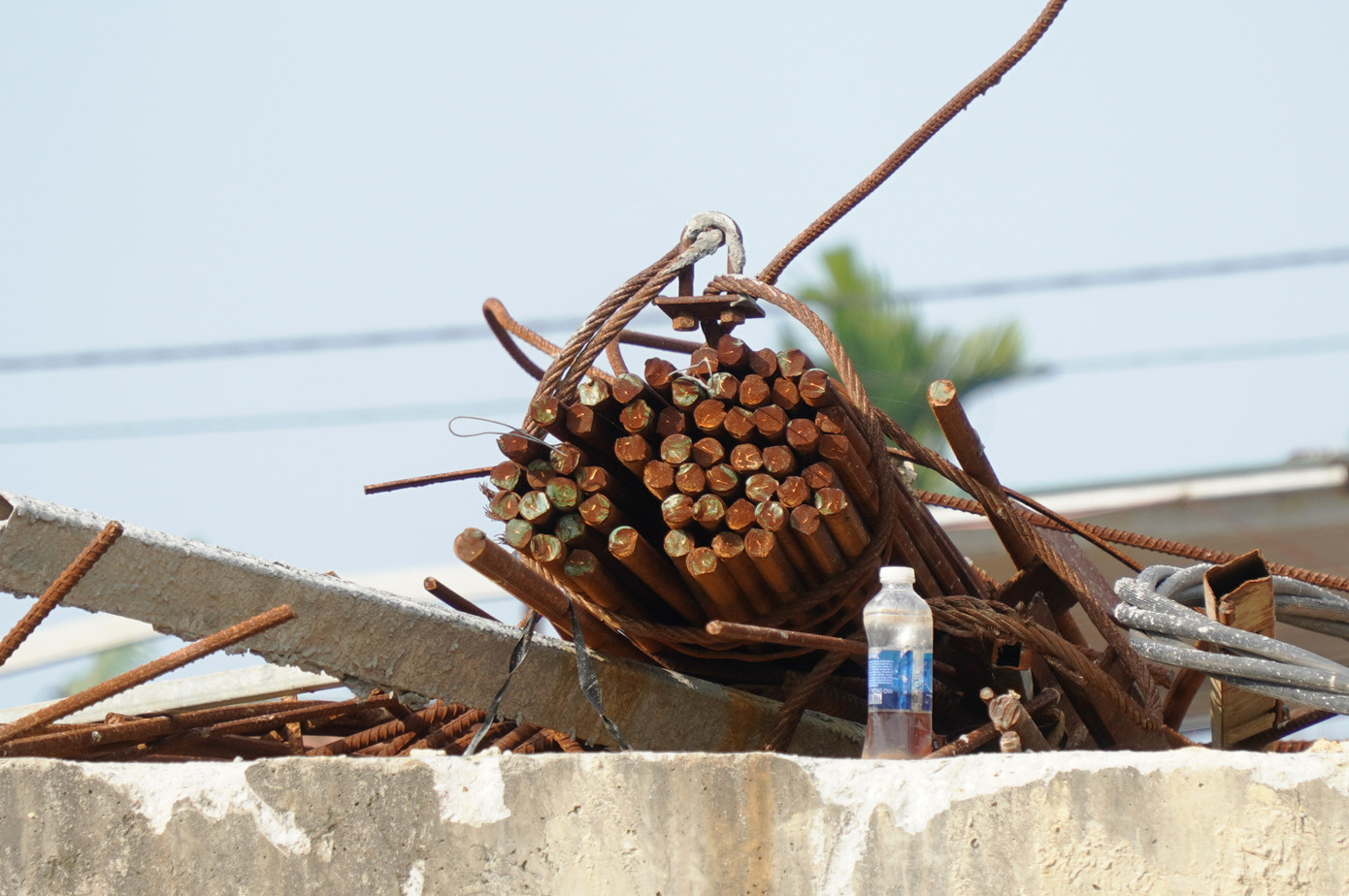 Vật liệu, sắt thép phục vụ thi công hoen gỉ theo thời gian do công trình chậm tiến độ.
