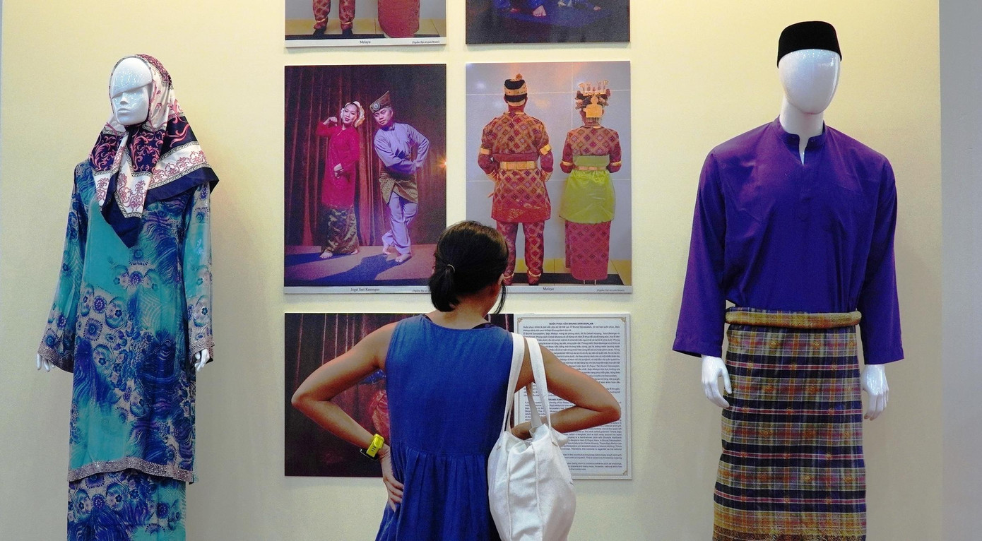 Ngoài ra, mỗi quốc gia thành viên còn gửi trưng bày 5 bức ảnh về phong cảnh đất nước, lễ hội, sinh hoạt văn hóa, tín ngưỡng bản địa, gắn với hình ảnh người dân mặc trang phục truyền thống. Ảnh: Ngọc Văn