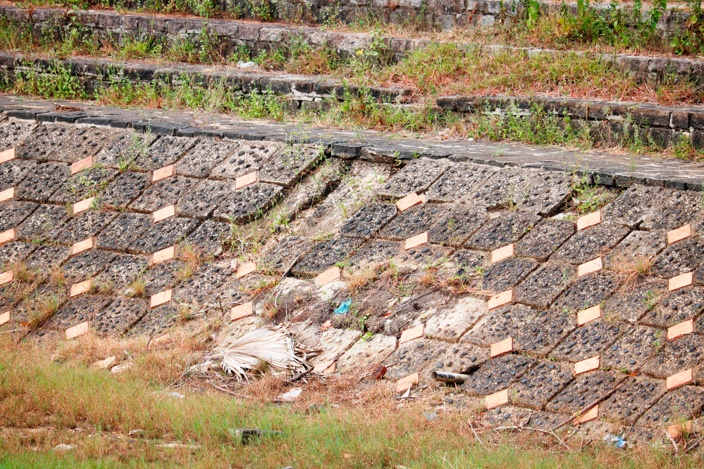 Đê kè ven hồ bị sụt lún, hư hỏng. (Ảnh: Ngọc Văn)