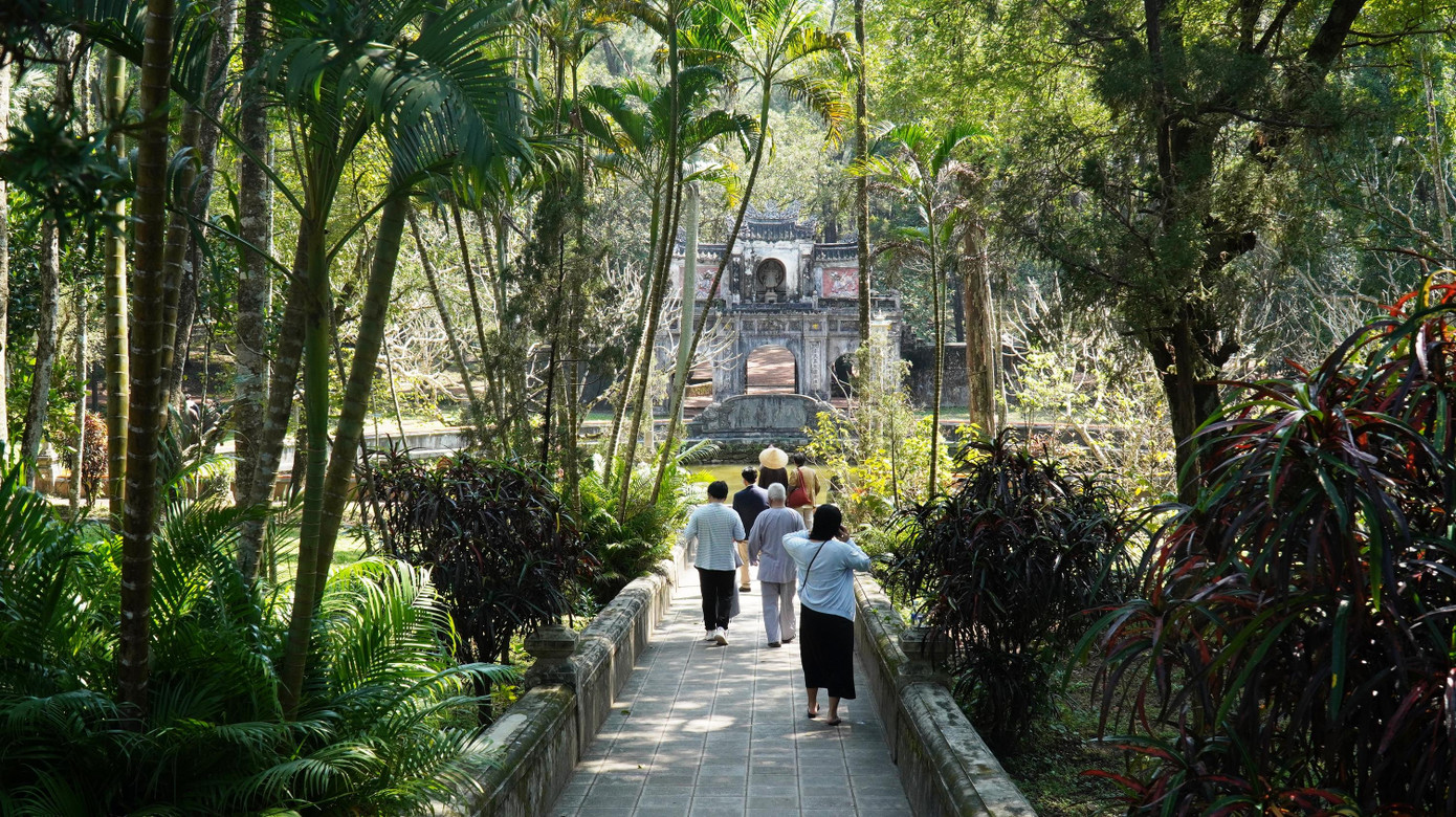 Người dân, Phật tử trở về sau lễ viếng