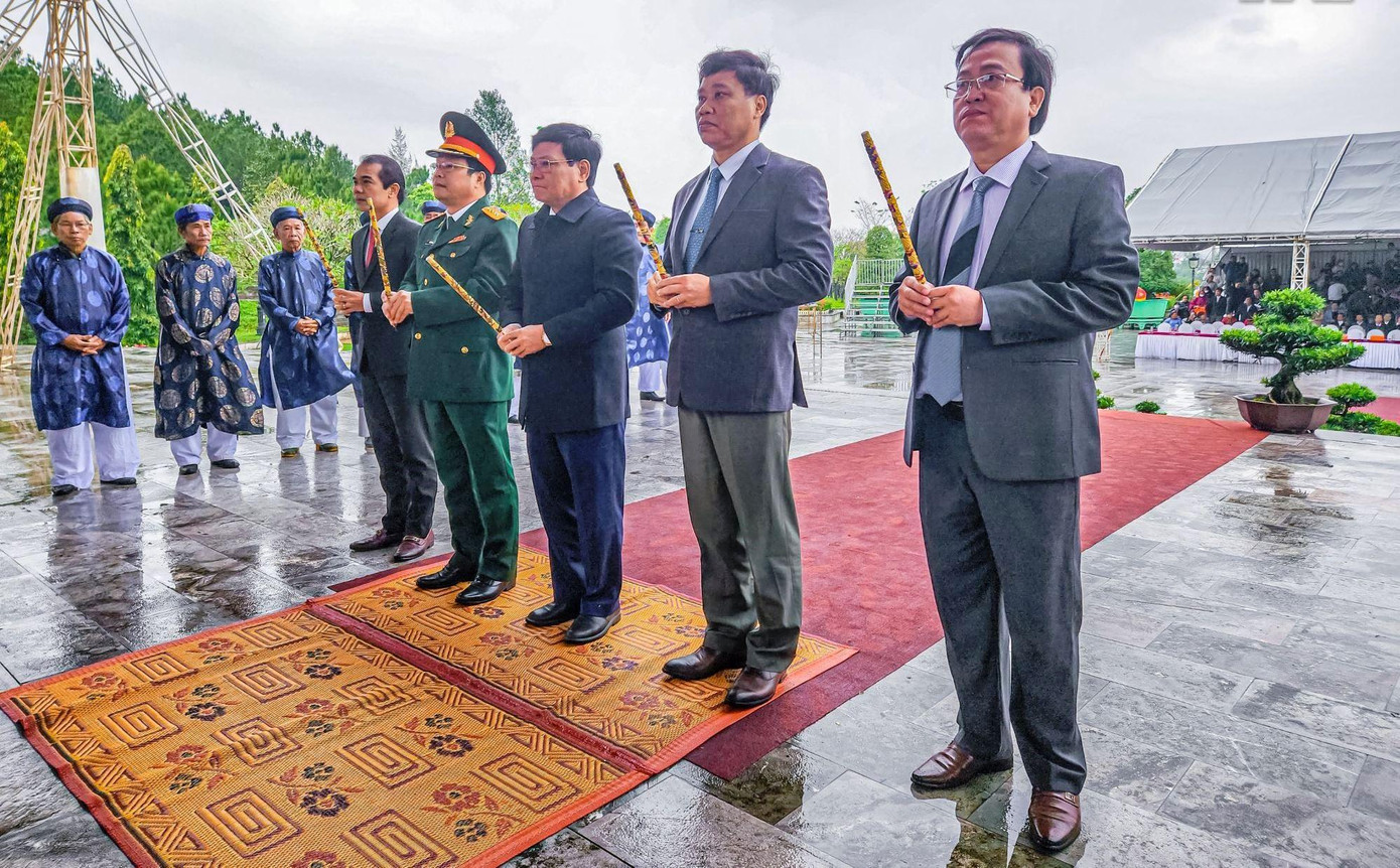 Ngày 18/12, tại khu tưởng niệm Anh hùng dân tộc Quang Trung - Nguyễn Huệ (phường An Tây, TP Huế) diễn ra lễ dâng hương và kỷ niệm 234 năm Nguyễn Huệ lên ngôi Hoàng đế và xuất binh đại phá quân Thanh. Ảnh: Xuân Đạt Ngày 18/12, tại khu tưởng niệm Anh hùng dân tộc Quang Trung - Nguyễn Huệ (phường An Tây, TP Huế) diễn ra lễ dâng hương và kỷ niệm 234 năm Nguyễn Huệ lên ngôi Hoàng đế và xuất binh đại phá quân Thanh. Ảnh: Xuân Đạt