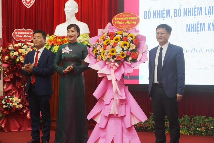 Ông Nguyễn Thanh Bình - Phó Chủ tịch UBND tỉnh TT-Huế (bìa phải), thay mặt Tỉnh ủy, HĐND, UBND tỉnh tặng hoa chúc mừng hai Phó giám đốc ĐH Huế. Ông Nguyễn Thanh Bình - Phó Chủ tịch UBND tỉnh TT-Huế (bìa phải), thay mặt Tỉnh ủy, HĐND, UBND tỉnh tặng hoa chúc mừng hai Phó giám đốc ĐH Huế.