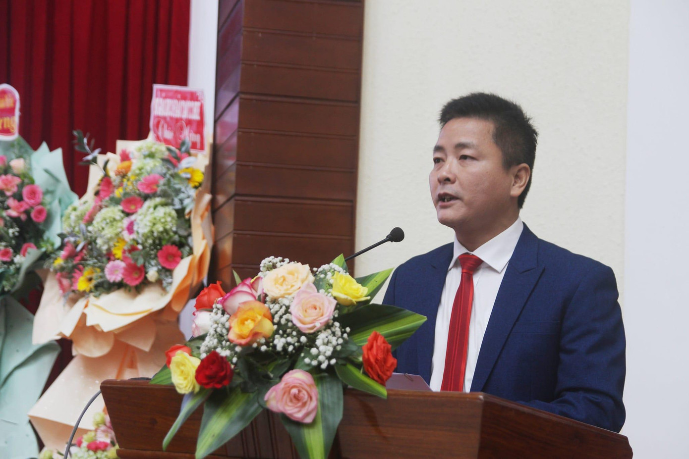 Phát biểu nhận nhiệm vụ, TS. Bùi Văn Lợi hứa sẽ phát huy vai trò, trách nhiệm của mình nhằm chung tay xây dựng Đại học Huế ngày càng phát triển. Phát biểu nhận nhiệm vụ, TS. Bùi Văn Lợi hứa sẽ phát huy vai trò, trách nhiệm của mình nhằm chung tay xây dựng Đại học Huế ngày càng phát triển.