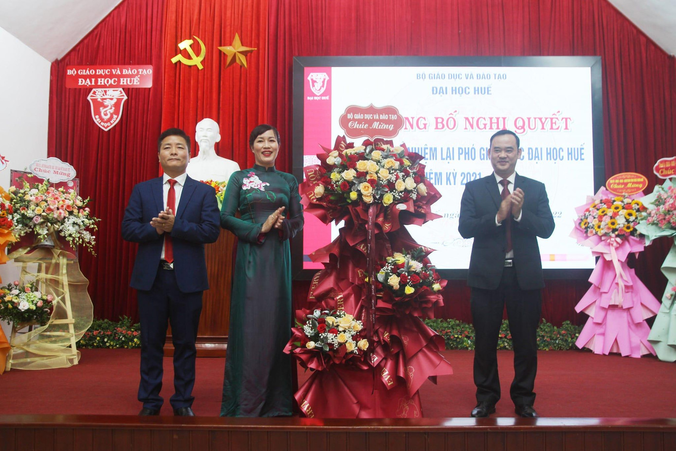 TS. Trần Nam Tú - Phó Vụ trưởng Vụ Khoa học Công nghệ và Môi trường, Bộ GD&ĐT (phải) tặng hoa chúc mừng TS. Bùi Văn Lợi và TS. Đỗ Thị Xuân Dung. TS. Trần Nam Tú - Phó Vụ trưởng Vụ Khoa học Công nghệ và Môi trường, Bộ GD&ĐT (phải) tặng hoa chúc mừng TS. Bùi Văn Lợi và TS. Đỗ Thị Xuân Dung.