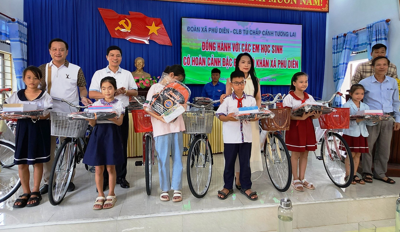 Các phần quà gồm xe đạp, cặp sách học sinh, tập vở có trị giá hơn 1,5 triệu đồng. Các phần quà gồm xe đạp, cặp sách học sinh, tập vở có trị giá hơn 1,5 triệu đồng.