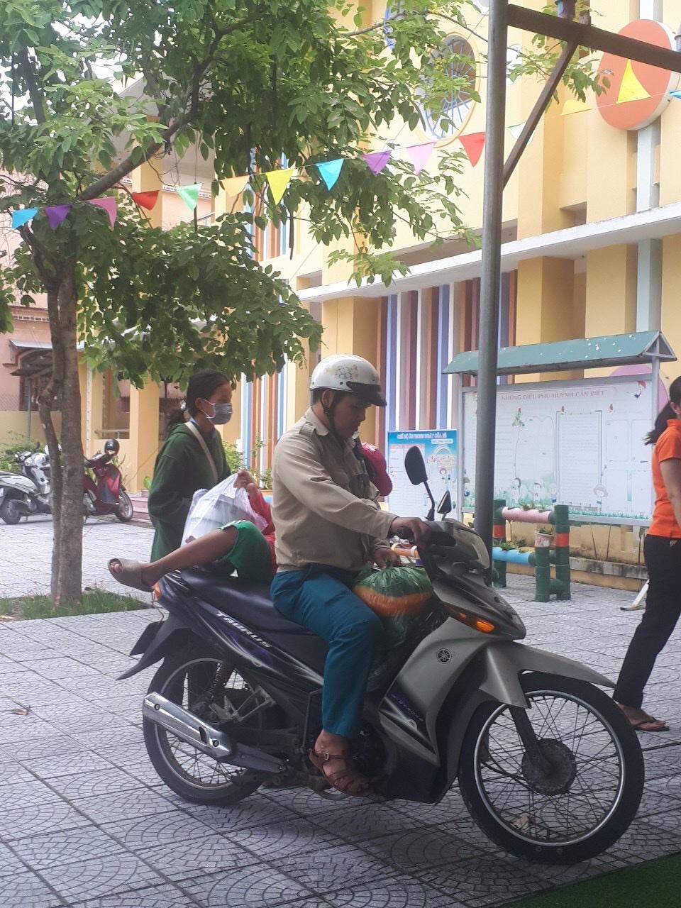 Đưa người già đến sơ tán tại Trường Mầm non xã Phú Thuận, huyện Phú Vang, TT-Huế.