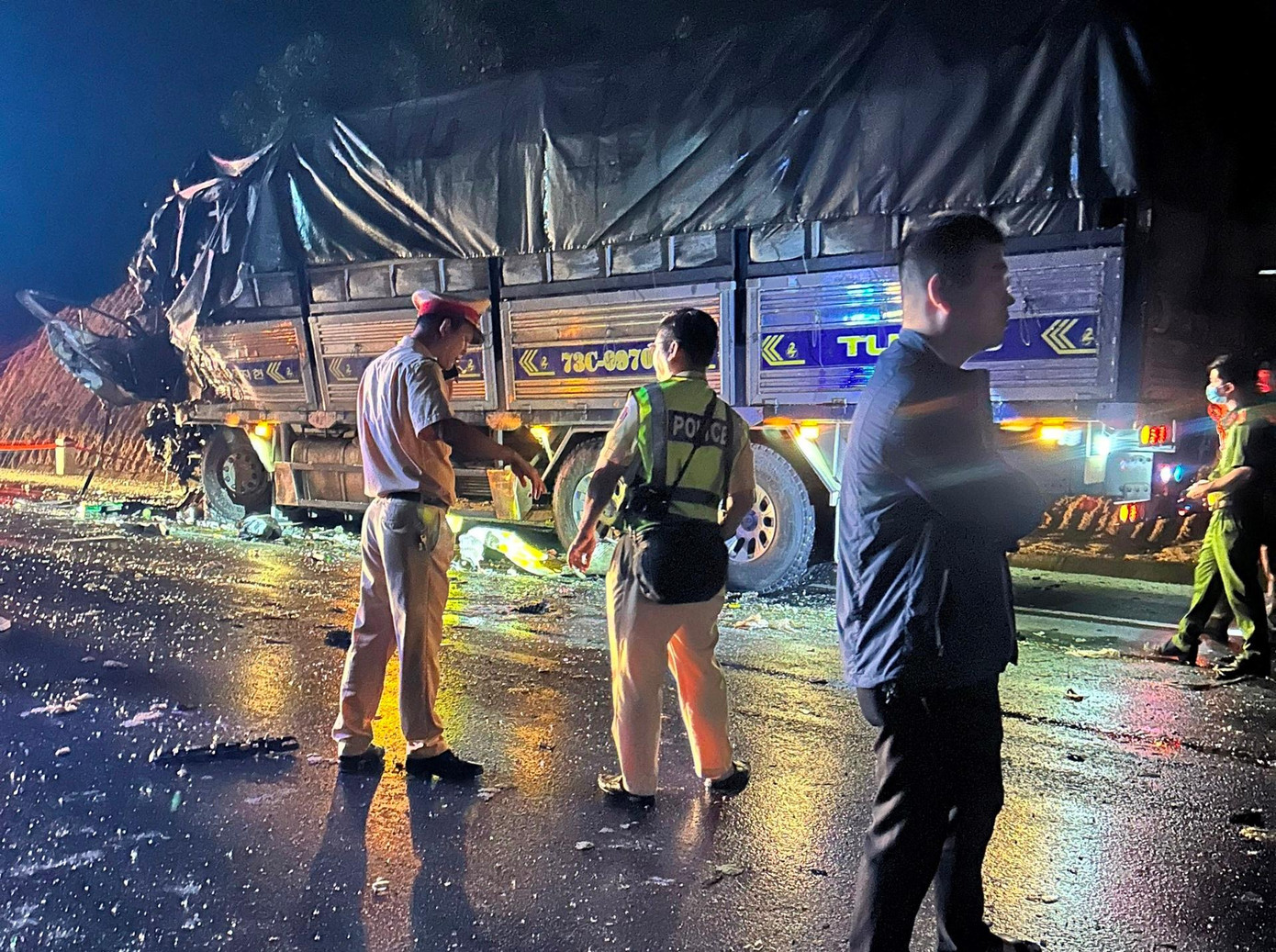 Lực lượng công an có mặt tại hiện trường để điều tra, xác minh nguyên nhân vụ tai nạn. Lực lượng công an có mặt tại hiện trường để điều tra, xác minh nguyên nhân vụ tai nạn.