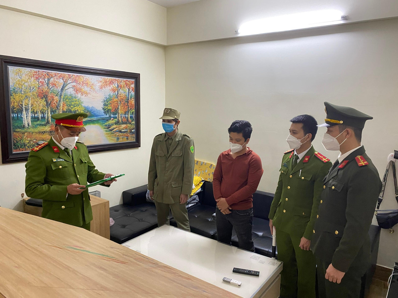 Đọc lệnh bắt đối tượng cầm đầu đường dây Lê Đất (giữa).