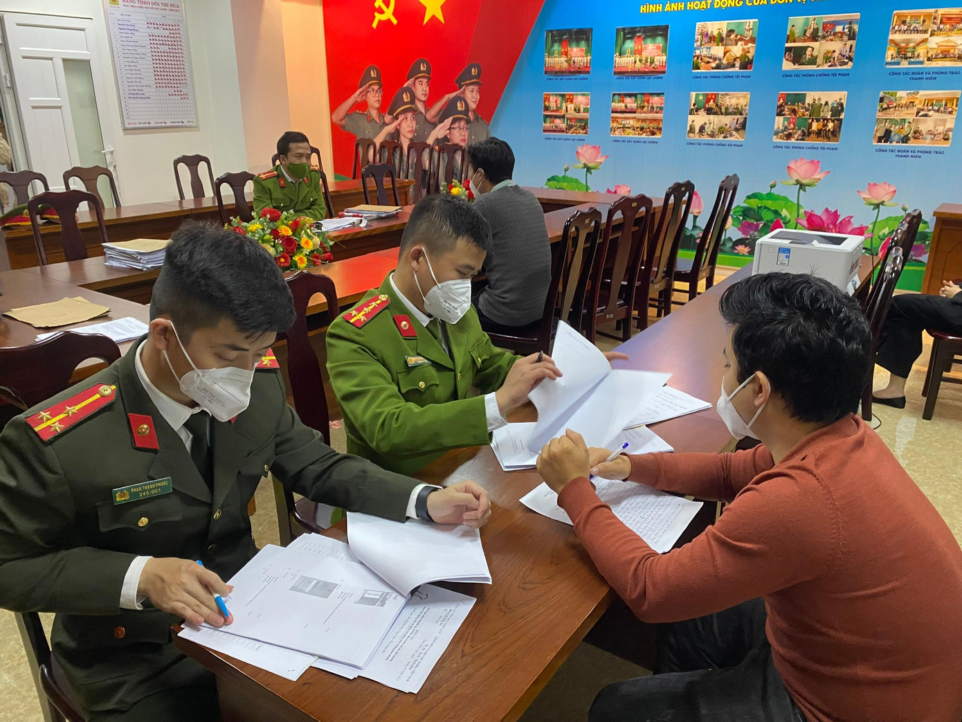 Công an lấy lời khai đối tượng Lê Đất (bìa phải)