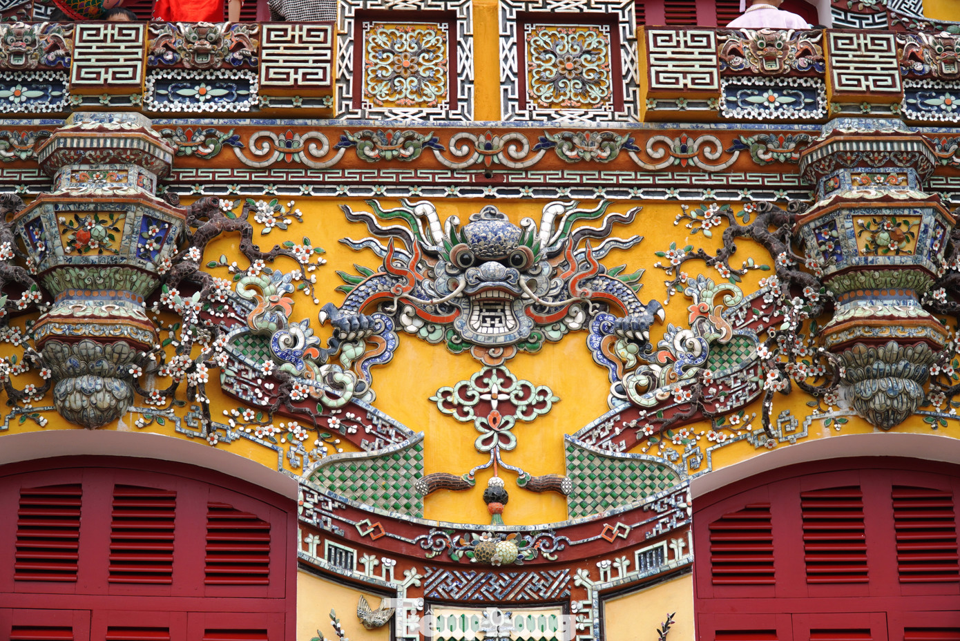 Đầu rồng uy nghi, độc đáo, tinh xảo, nhiều màu sắc được tạo tác bằng sành sứ ở mặt trước điện Kiến Trung.