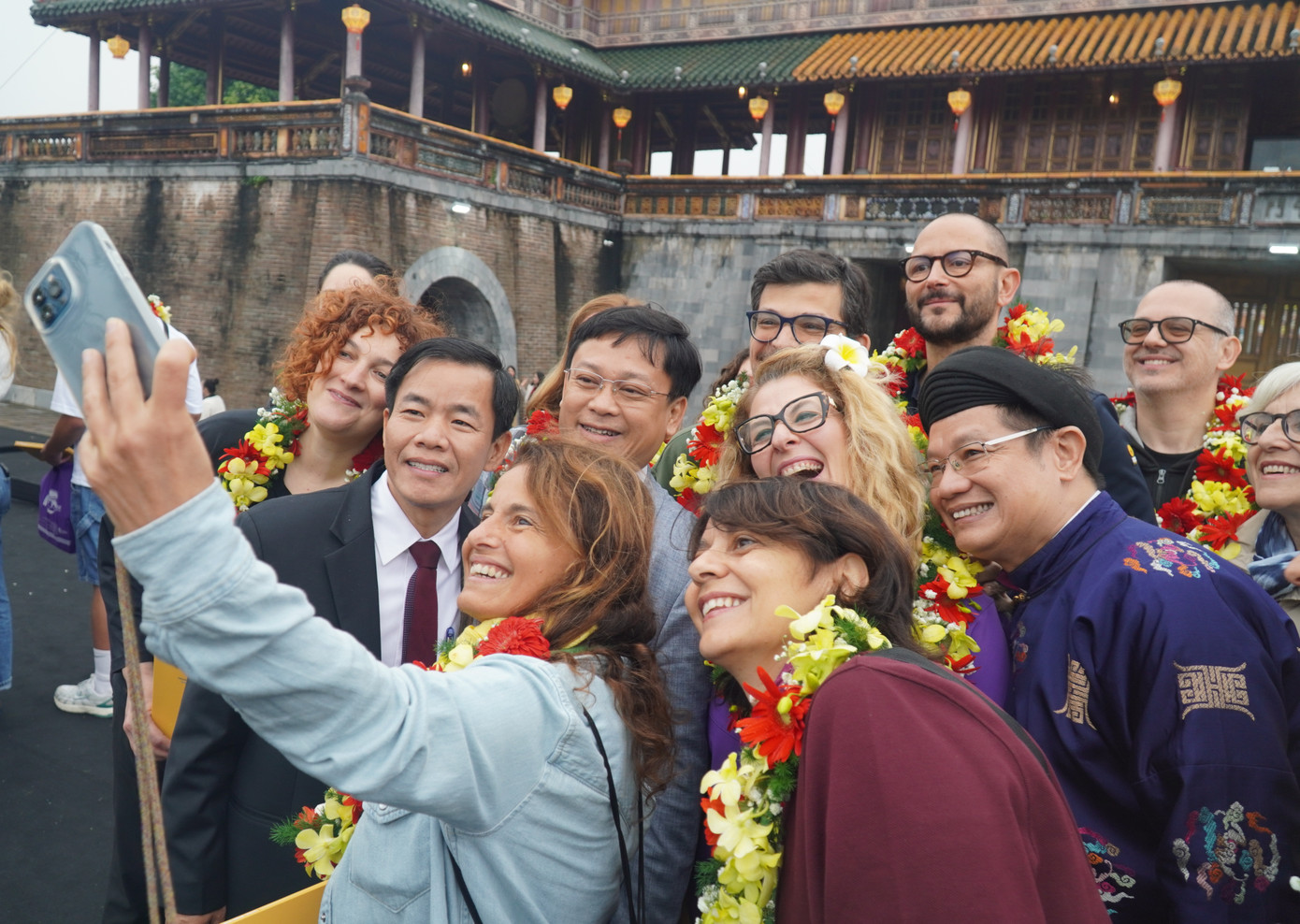 Chủ tịch UBND thành phố Huế Nguyễn Văn Phương tặng quà, chụp hình lưu niệm với du khách tại Ngọ môn Huế trong ngày đầu năm mới. Chủ tịch UBND thành phố Huế Nguyễn Văn Phương tặng quà, chụp hình lưu niệm với du khách tại Ngọ môn Huế trong ngày đầu năm mới.