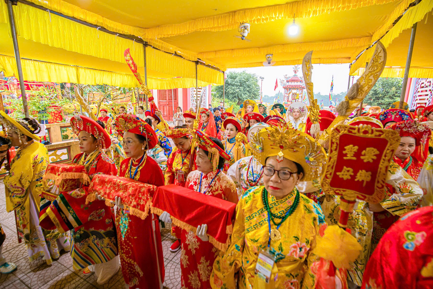 Ngày nay, lễ hội điện Huệ Nam mang đậm dấu ấn của tín ngưỡng thờ Mẫu, trở thành sản phẩm văn hóa tiêu biểu của xứ Huế và lan tỏa mạnh mẽ đến nhiều vùng miền trên cả nước. Lễ hội diễn ra hai lần mỗi năm vào tháng 3 và tháng 7 âm lịch với nhiều nghi thức trang trọng như lễ cung nghinh Thánh Mẫu, rước Hội đồng Tứ phủ, lễ cáo yết, lễ chánh tế, và nghi lễ hầu đồng tại điện Huệ Nam và đình làng Hải Cát. Ảnh: TTBTDTCĐ Huế.