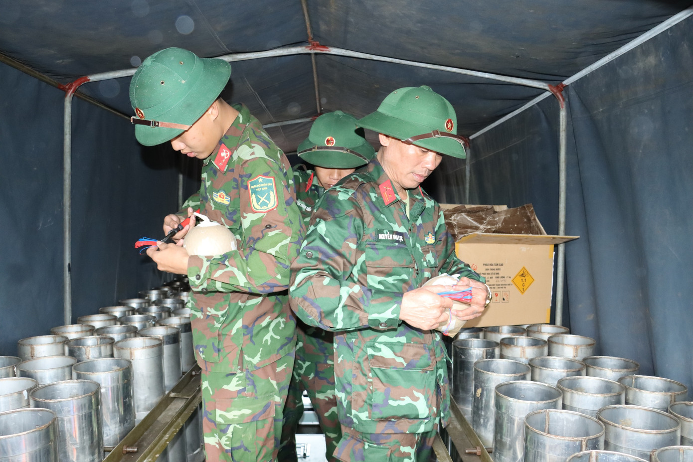 Pháo hoa bắn tại 3 điểm nêu trên gồm 48 chủng loại màu sắc nghệ thuật khác nhau như màu hoa cúc vàng, tím, hoa tuy líp, hoa liễu, hoa hướng dương...