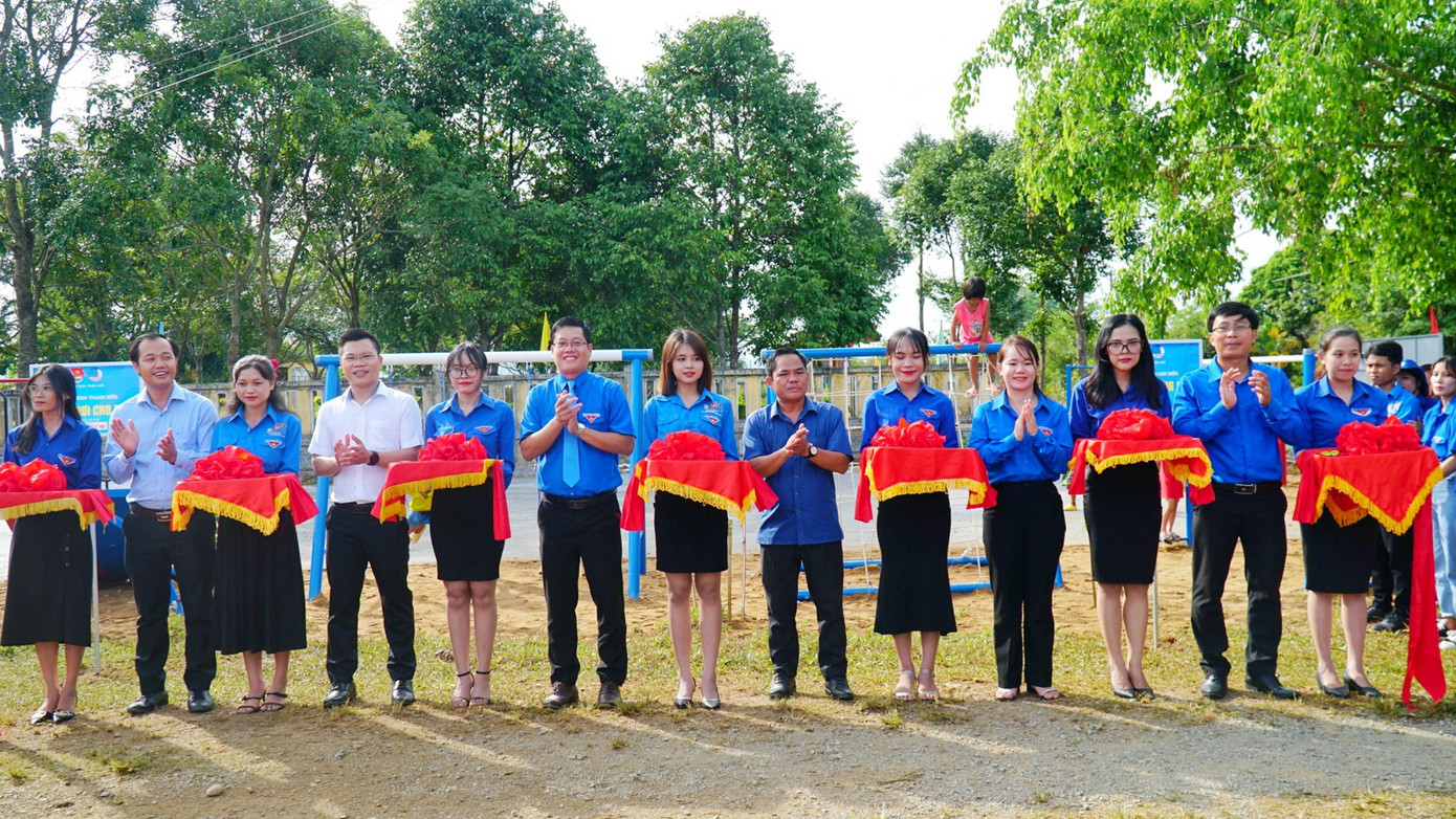 Tặng sân chơi thiếu nhi.