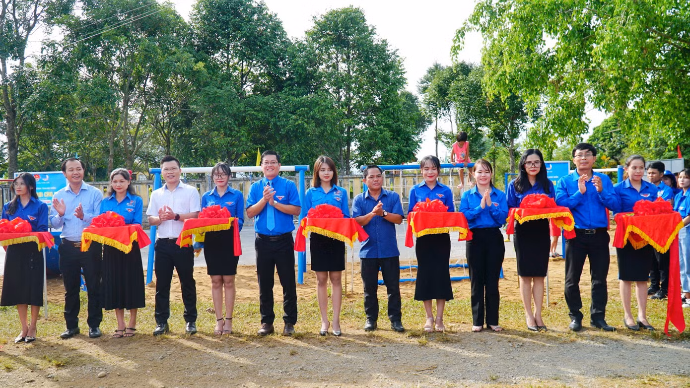 Tặng sân chơi thiếu nhi.