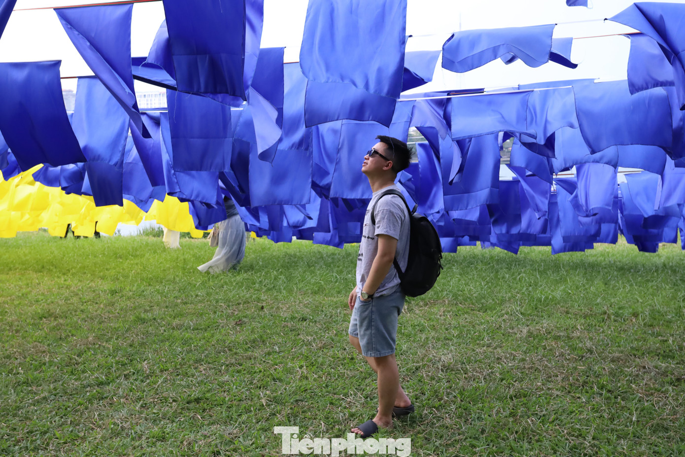 Nhiều nhóm người trẻ hào hứng chụp hình lưu niệm dưới lá đại kỳ Phật giáo bên dòng Hương, tạo nên nét duyên rất riêng gắn kết giữa yếu tố truyền thống, đời sống tâm linh và dòng thời gian thực tại trong mùa Đại lễ Phật đản ở Huế. Nhiều nhóm người trẻ hào hứng chụp hình lưu niệm dưới lá đại kỳ Phật giáo bên dòng Hương, tạo nên nét duyên rất riêng gắn kết giữa yếu tố truyền thống, đời sống tâm linh và dòng thời gian thực tại trong mùa Đại lễ Phật đản ở Huế.