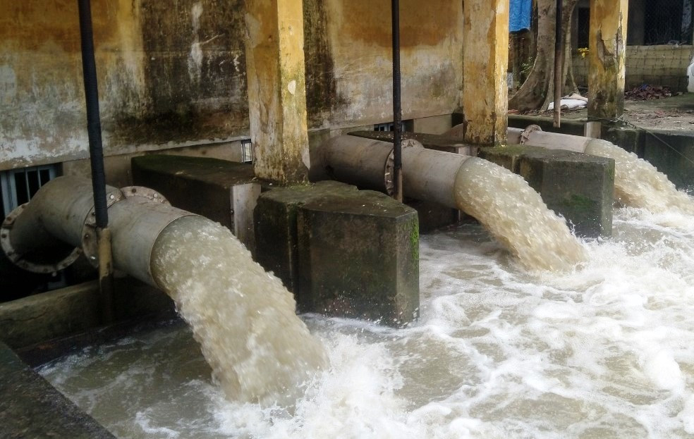 Các máy bơm tại TT-Huế hoạt động tối đa công suất 24/24 giờ để đấu úng cho ruộng đồng. Ảnh: CTV Các máy bơm tại TT-Huế hoạt động tối đa công suất 24/24 giờ để đấu úng cho ruộng đồng. Ảnh: CTV