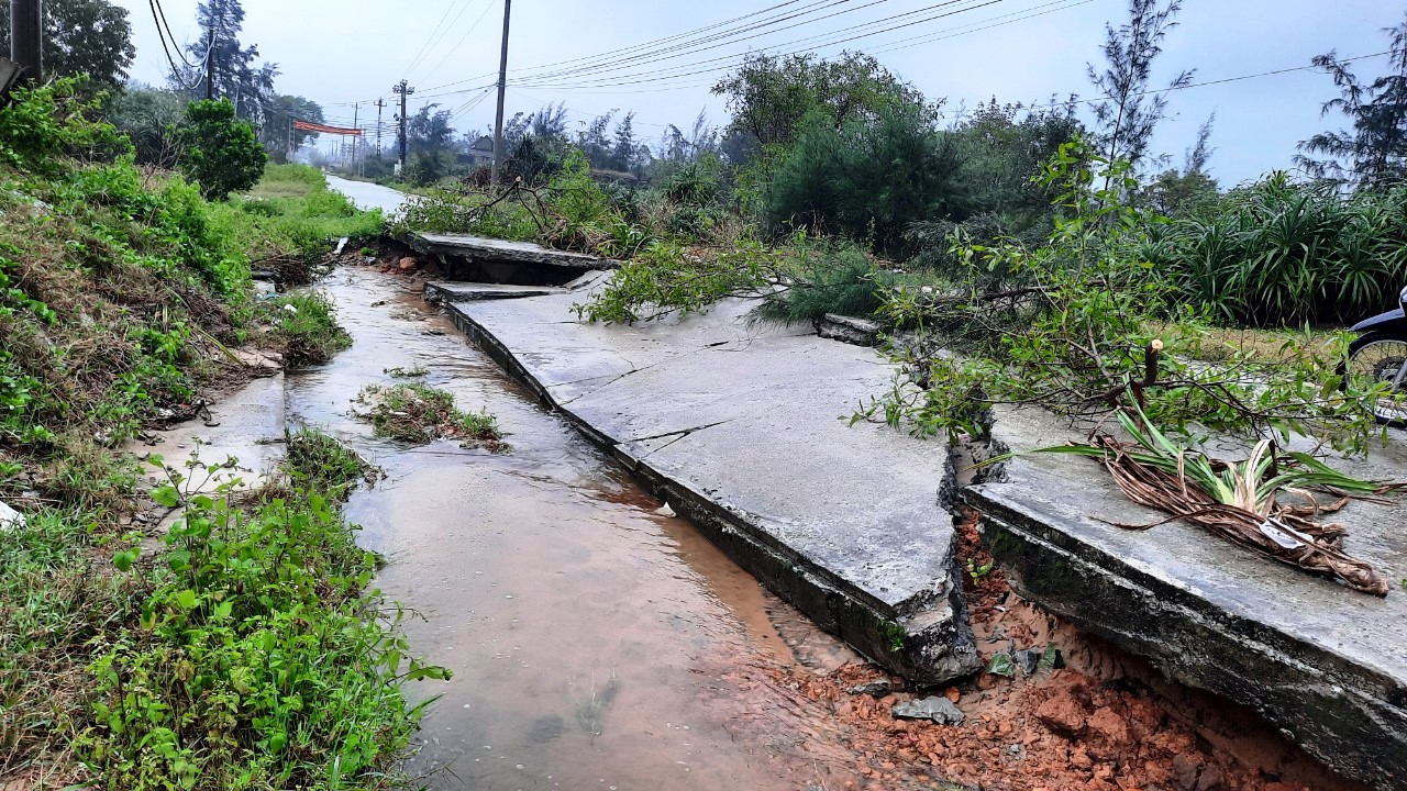 Mưa với cường suất lớn đã làm sạt lở tuyến đường tuần tra ven biển từ Đồn Biên phòng Phong Hải đến thôn Hải Đông (xã Phong Hải, huyện Phong Điền). Mưa với cường suất lớn đã làm sạt lở tuyến đường tuần tra ven biển từ Đồn Biên phòng Phong Hải đến thôn Hải Đông (xã Phong Hải, huyện Phong Điền).