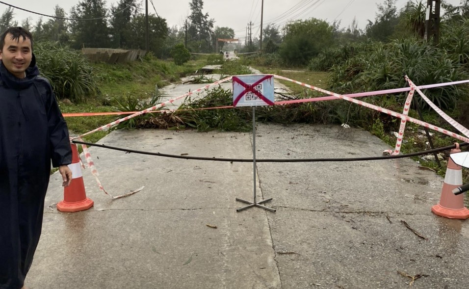 Đặt biển cảnh báo nguy hiểm và rào chắn tuyến đường bị sạt lở để ngăn chặn người qua lại. Ảnh: Khánh Nguyễn Đặt biển cảnh báo nguy hiểm và rào chắn tuyến đường bị sạt lở để ngăn chặn người qua lại. Ảnh: Khánh Nguyễn