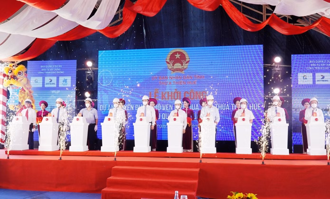 Trước đó, dự án cầu vượt cửa biển Thuận An được khởi công xây dựng vào ngày 26/3/2022, nhân dịp kỷ niệm 47 năm ngày giải phóng quê hương Thừa Thiên-Huế (TT-Huế).