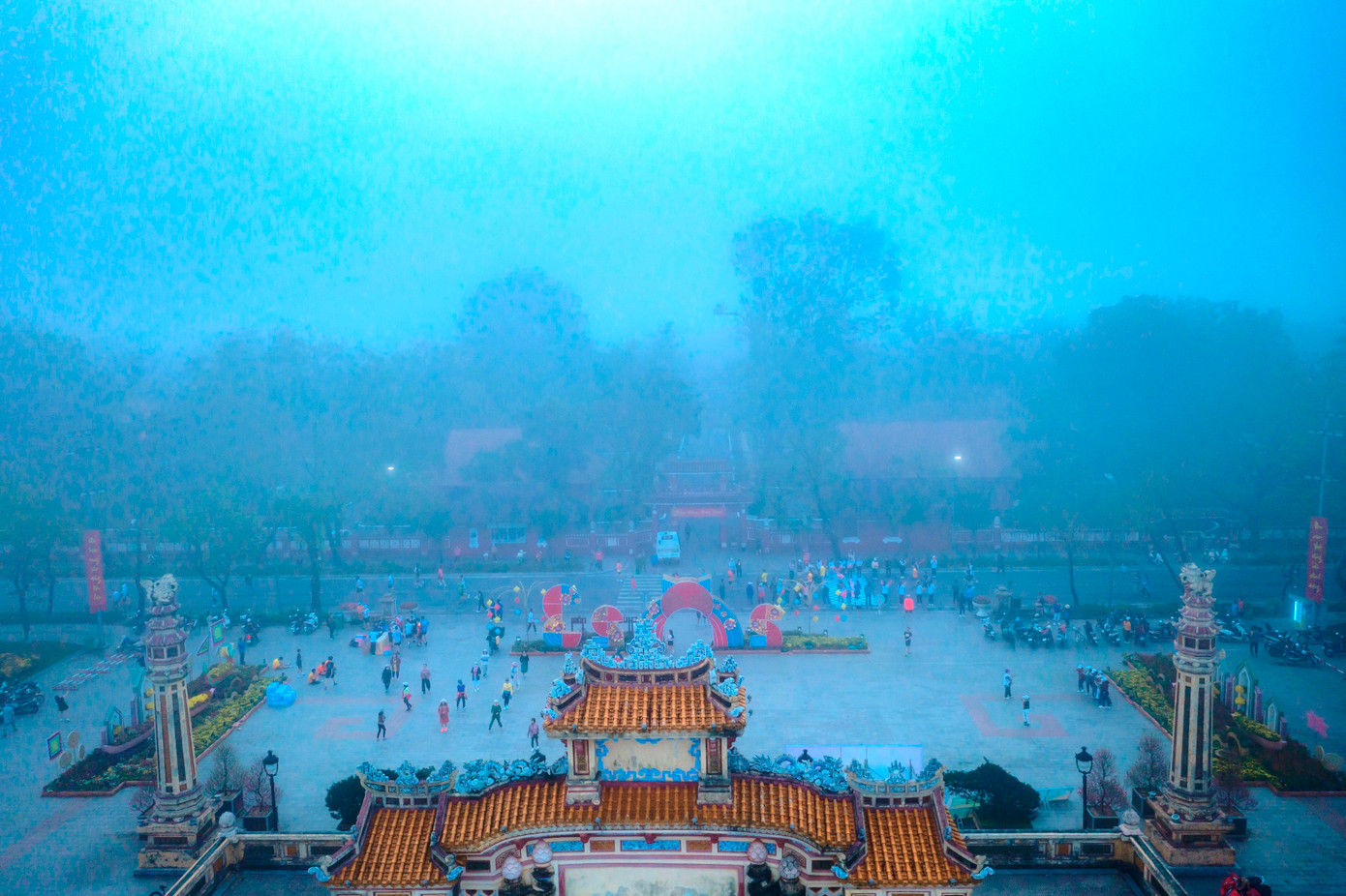 Đó là cung đường đẹp, lãng mạn với nhiều di tích, danh thắng nổi tiếng của Cố đô Huế, từ bờ bắc qua bờ nam sông Hương. Ảnh: Đình Hoàng