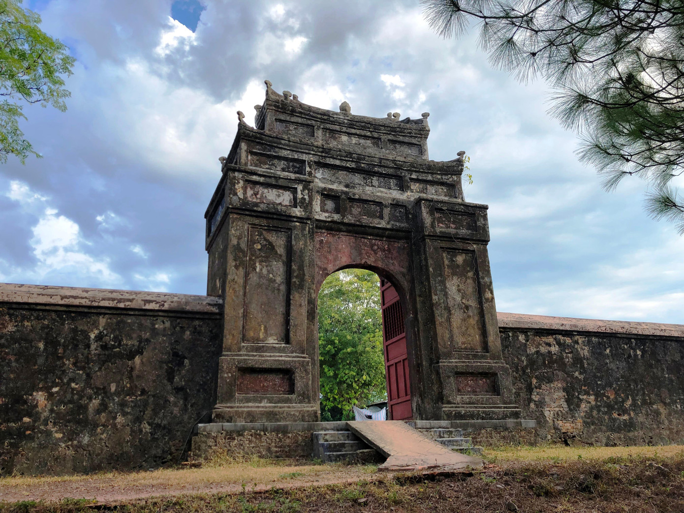 Lễ Tế Giao cuối cùng của nền quân chủ Việt Nam được tổ chức dưới thời vua Bảo Đại, vào nửa đêm rạng ngày 23/3/1945, đúng 5 tháng trước khi nền quân chủ ấy sụp đổ hoàn toàn. Trong ảnh: Lối vào Trai cung