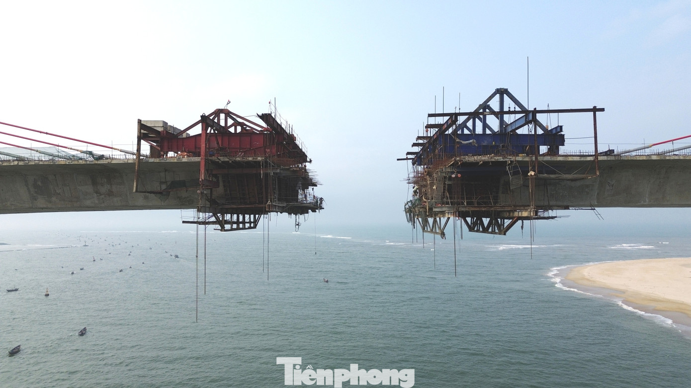 Đến nay, cầu vượt cửa biển Thuận An bước vào giai đoạn chuẩn bị hợp long, với diện mạo bề thế và kiến trúc hiện đại. Sau cầu vượt cửa biển Tư Hiền (huyện Phú Lộc), cầu Thuận An là công trình giao thông trọng điểm bắc qua cửa biển rộng và phức tạp về địa hình còn lại của thành phố Huế.