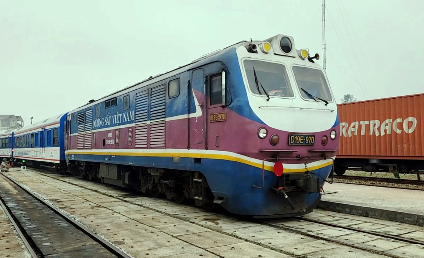 Sáng 26/3, đoàn tàu lửa “Kết nối di sản miền Trung” do Tổng Công ty Đường sắt Việt Nam, UBND tỉnh TT-Huế và TP. Đà Nẵng tổ chức đã xuất phát chuyến đầu tiên từ ga Huế đến ga Đà Nẵng.