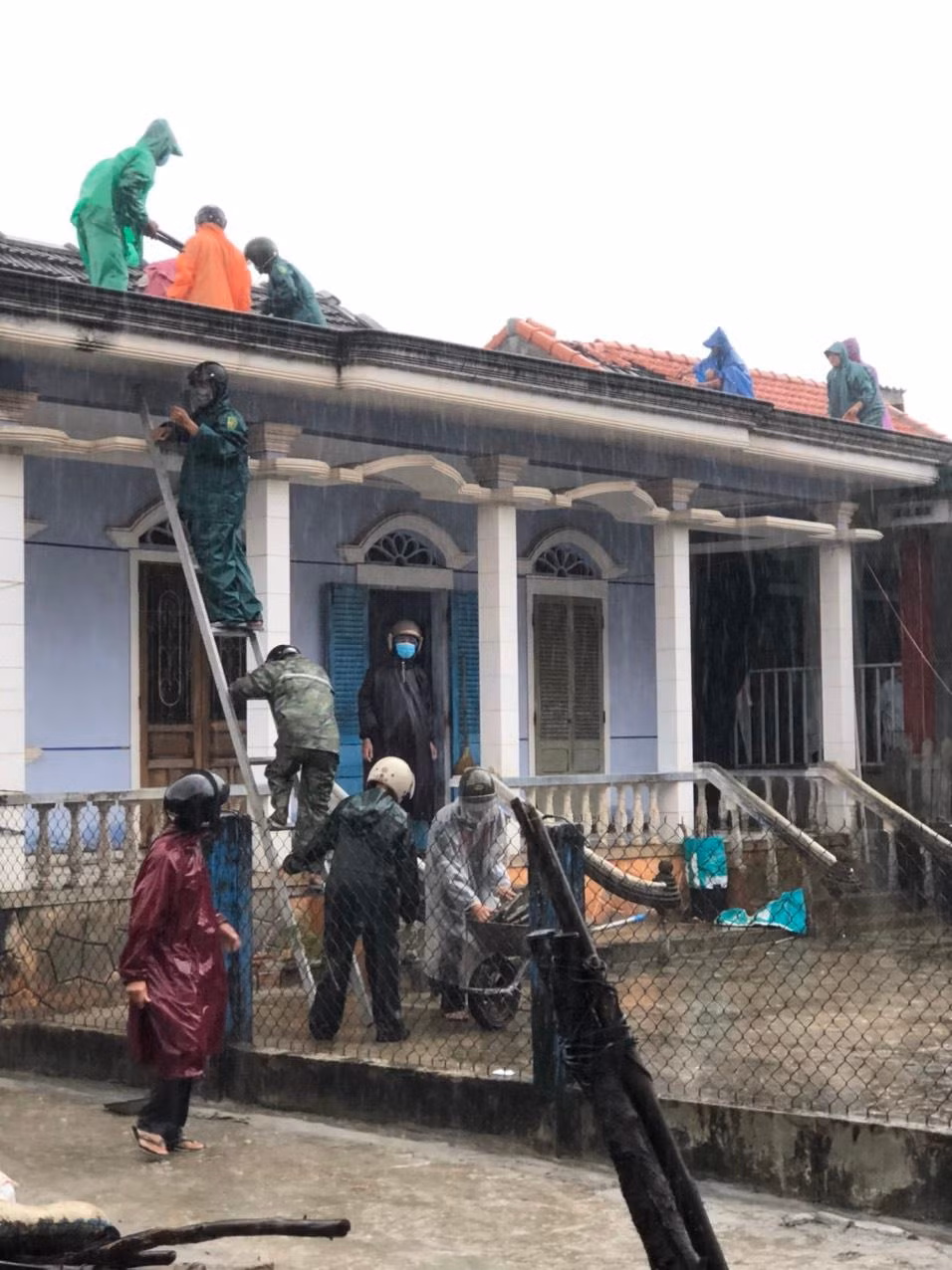 Ngay sau khi lốc quét qua làm hư hỏng nhà cửa, lãnh đạo UBND huyện Phong Điền chỉ đạo các địa phương khẩn trương huy động lực lượng giúp dân thu dọn vật liệu hỏng vỡ, gia cố khung nhà, lợp lại các phần mái bị hỏng, nhằm sớm giải quyết nơi trú tránh mưa gió cho bà con. Đến chiều tối 11/9, lực lượng chức năng phối hợp với người dân địa phương đã cơ bản khắc phục xong nhiều ngôi nhà tại huyện Phong Điền bị hư hỏng, tốc mái do gió lốc. Ngay sau khi lốc quét qua làm hư hỏng nhà cửa, lãnh đạo UBND huyện Phong Điền chỉ đạo các địa phương khẩn trương huy động lực lượng giúp dân thu dọn vật liệu hỏng vỡ, gia cố khung nhà, lợp lại các phần mái bị hỏng, nhằm sớm giải quyết nơi trú tránh mưa gió cho bà con. Đến chiều tối 11/9, lực lượng chức năng phối hợp với người dân địa phương đã cơ bản khắc phục xong nhiều ngôi nhà tại huyện Phong Điền bị hư hỏng, tốc mái do gió lốc.
