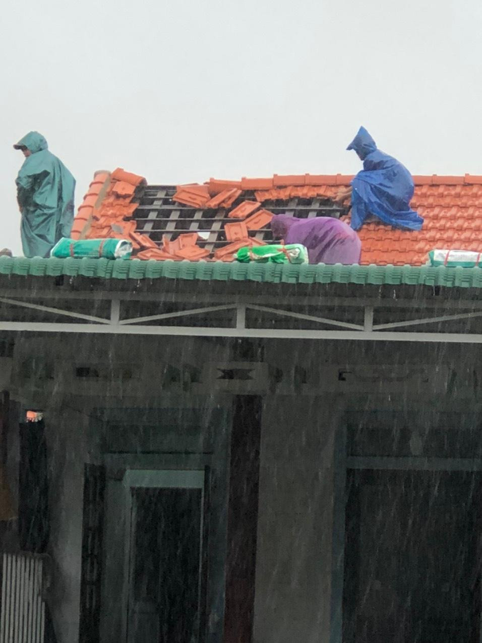 Ngay sau khi lốc quét qua làm hư hỏng nhà cửa, lãnh đạo UBND huyện Phong Điền chỉ đạo các địa phương khẩn trương huy động lực lượng giúp dân thu dọn vật liệu hỏng vỡ, gia cố khung nhà, lợp lại các phần mái bị hỏng, nhằm sớm giải quyết nơi trú tránh mưa gió cho bà con. Đến chiều tối 11/9, lực lượng chức năng phối hợp với người dân địa phương đã cơ bản khắc phục xong nhiều ngôi nhà tại huyện Phong Điền bị hư hỏng, tốc mái do gió lốc.