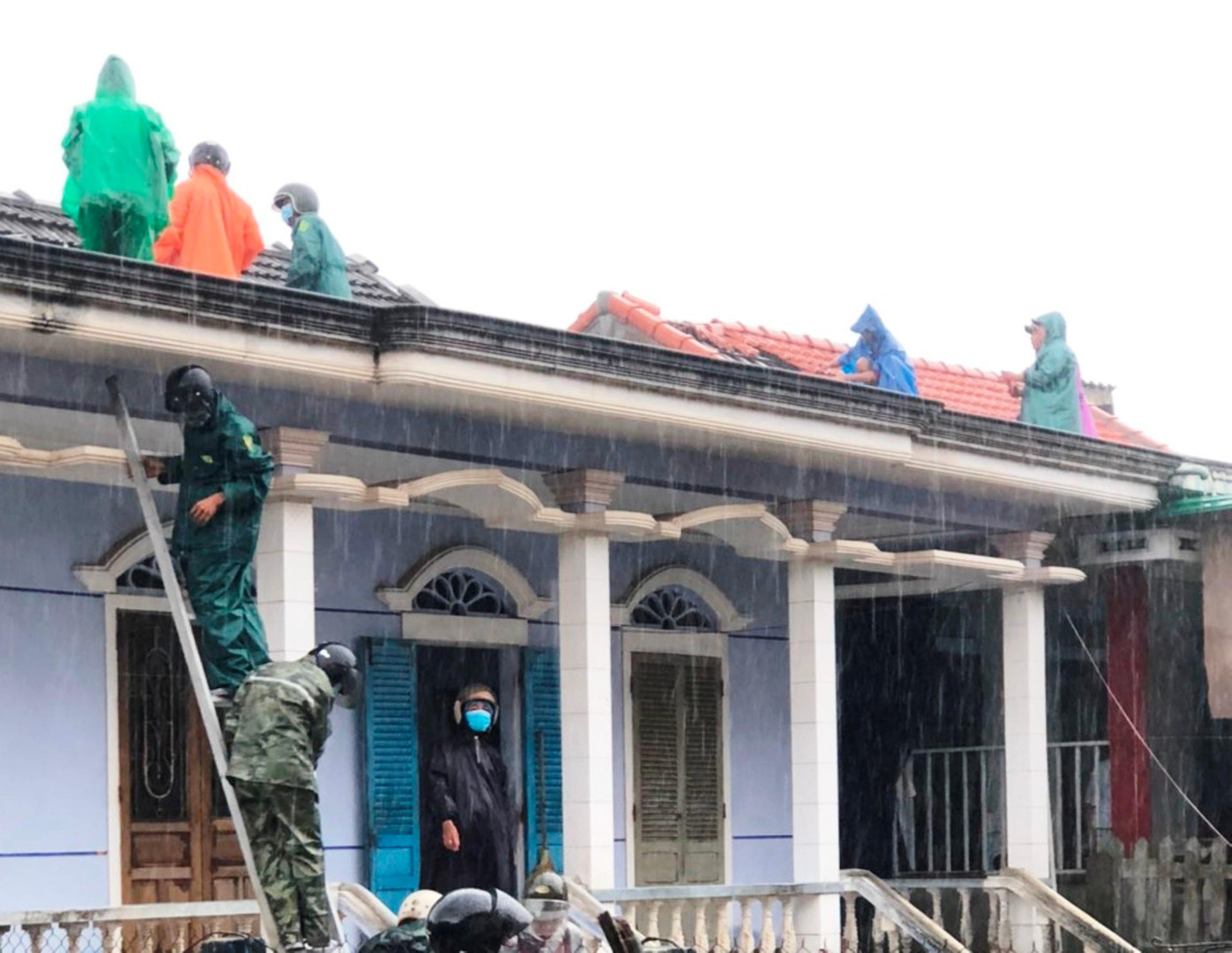 Ngay sau khi lốc quét qua làm hư hỏng nhà cửa, lãnh đạo UBND huyện Phong Điền chỉ đạo các địa phương khẩn trương huy động lực lượng giúp dân thu dọn vật liệu hỏng vỡ, gia cố khung nhà, lợp lại các phần mái bị hỏng, nhằm sớm giải quyết nơi trú tránh mưa gió cho bà con. Đến chiều tối 11/9, lực lượng chức năng phối hợp với người dân địa phương đã cơ bản khắc phục xong nhiều ngôi nhà tại huyện Phong Điền bị hư hỏng, tốc mái do gió lốc.