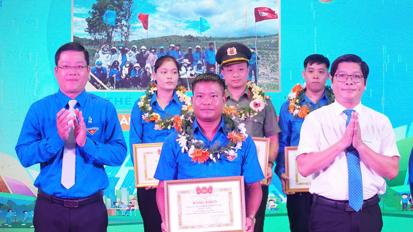 Tặng bằng khen cho 11 tập thể và 17 cá nhân có những thành tích xuất sắc thực hiện chiến dịch thanh niên tình nguyện hè giai đoạn vừa qua tại TT-Huế