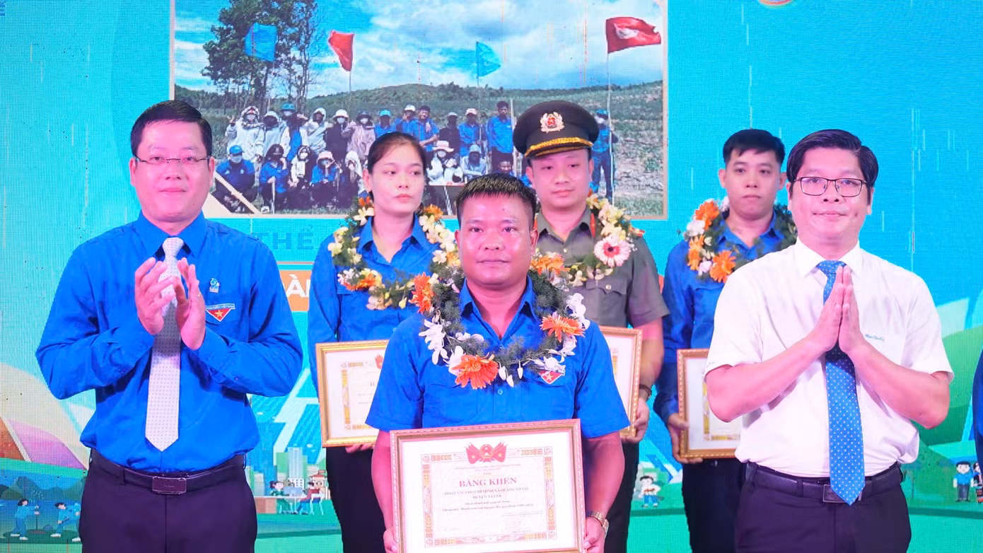Tặng bằng khen cho 11 tập thể và 17 cá nhân có những thành tích xuất sắc thực hiện chiến dịch thanh niên tình nguyện hè giai đoạn vừa qua tại TT-Huế