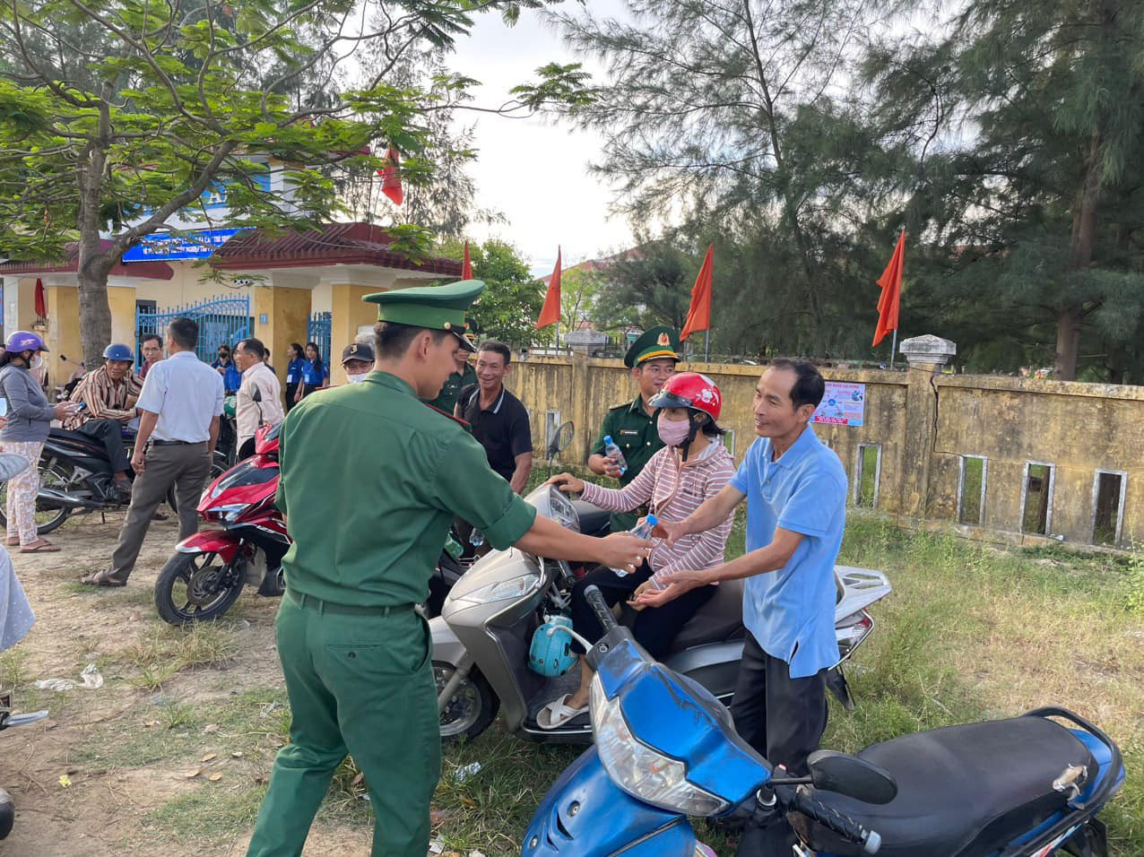 Chiến sĩ biên phòng tặng nước uống cho phụ huynh đưa con đi thi. Chiến sĩ biên phòng tặng nước uống cho phụ huynh đưa con đi thi.