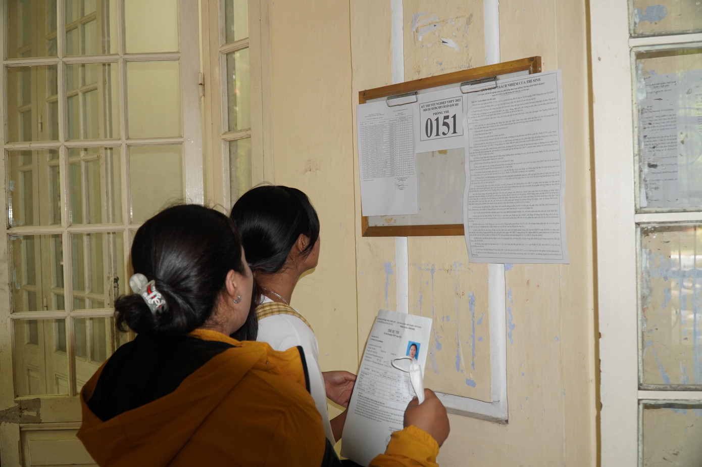 Các thí sinh rà kỹ danh sách người dự thi và các thông tin liên quan trước khi bước vào phòng thi để nghe phổ biến quy chế thi tốt nghiệp.