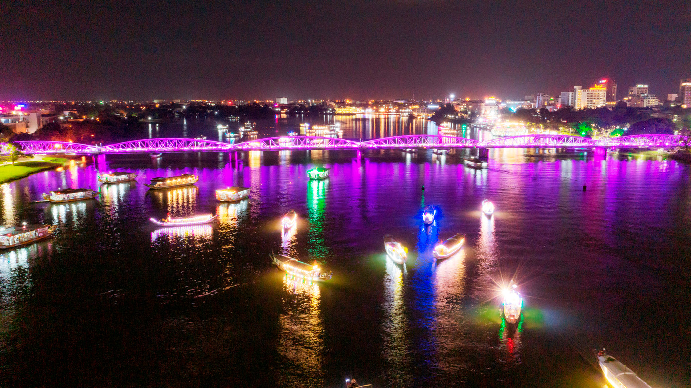 UBND TP Huế đã tổ chức “Tri ân dòng Hương” vào tối 1/5. Ảnh: Đ.Hoàng