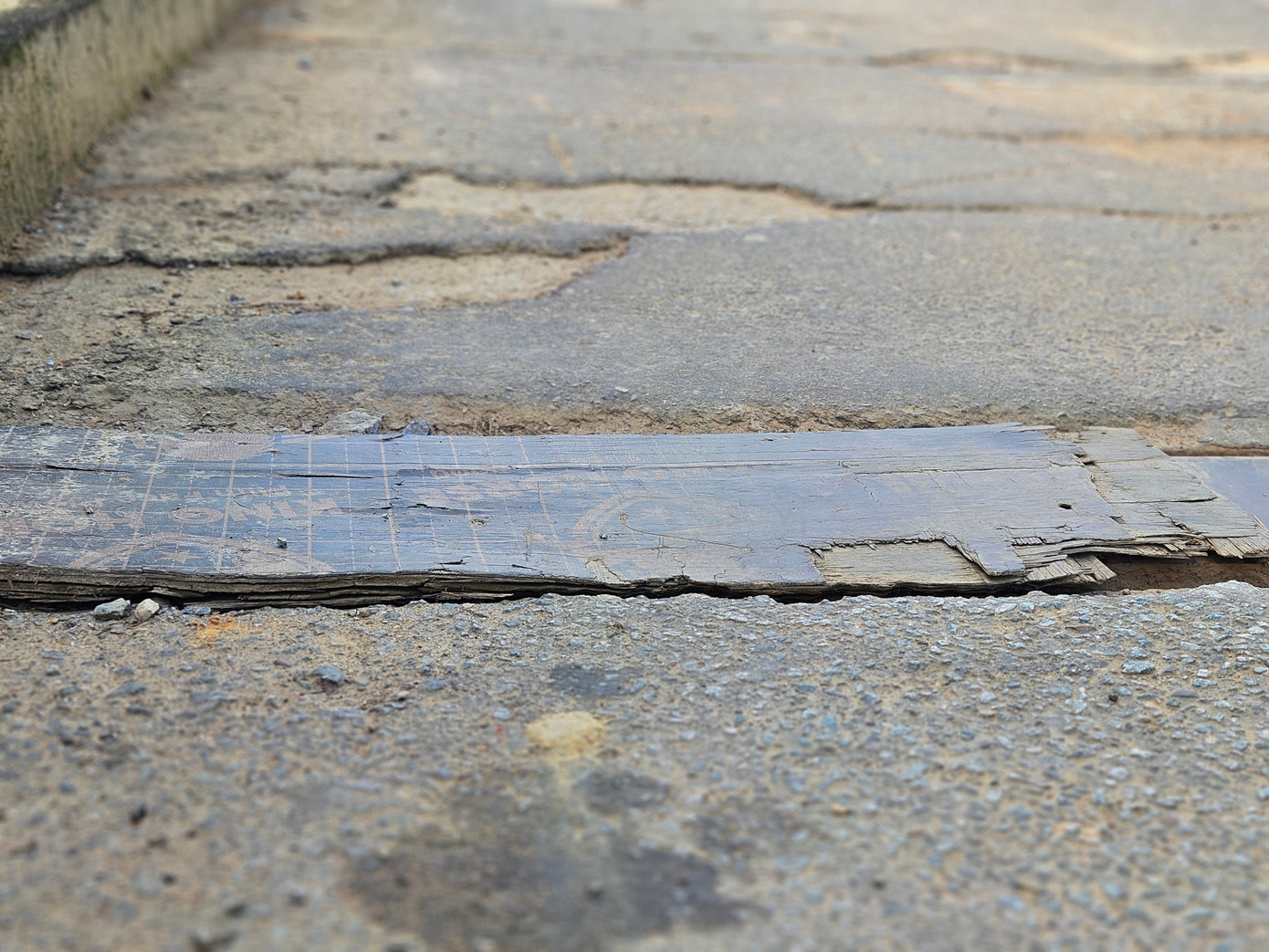 Khe co giãn mặt cầu được chèn tạm bằng ván công nghiệp.