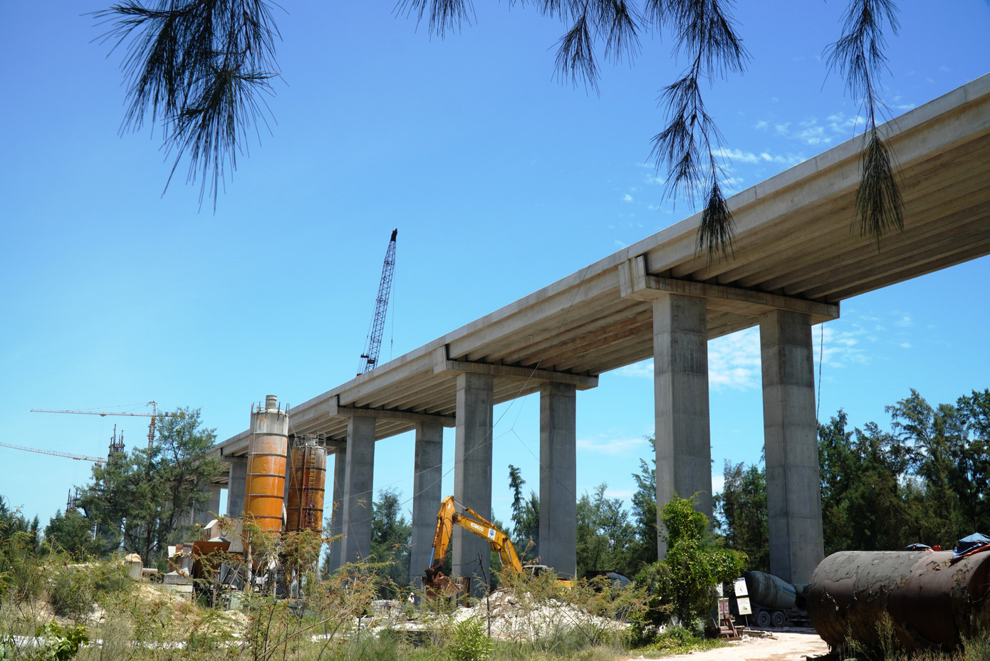 “Chúng tôi đề nghị đơn vị chức năng TP. Huế đẩy nhanh giải phóng, bàn giao mặt bằng thi công. Thời gian từ nay đến mốc hoàn thành dự án không còn nhiều. Nếu 2 tháng tới, mặt bằng mới được bàn giao gặp lúc cao điểm mưa bão, việc thi công gặp khó khăn, gián đoạn sẽ ảnh hưởng tiến độ chung toàn bộ dự án”, đại diện nhà thầu thi công kiến nghị.