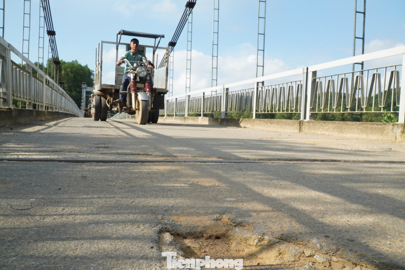 Chủ tịch UBND xã Bình Thành thông tin thêm, chính quyền địa phương đã kiến nghị, đề xuất các cấp, ngành chức năng về việc đầu tư xây cầu mới. Người dân cũng nhiều lần kiến nghị qua các đợt tiếp xúc cử tri. Tuy nhiên, mong muốn đó vẫn chưa thành hiện thực. Cư dân địa phương mỗi ngày lưu thông qua cầu đều trong tâm trạng bất an, lo lắng.