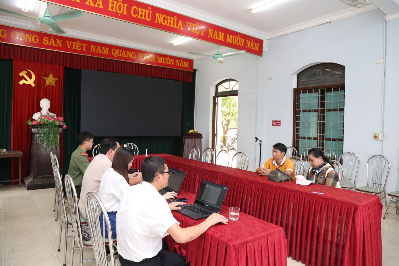 Lực lượng chức năng tỉnh TT-Huế làm việc với Youtuber thông tin sai sự thật liên quan ông Minh Tuệ.