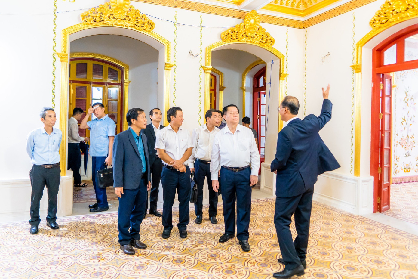 Trưởng Ban Tuyên giáo Trung ương Nguyễn Trọng Nghĩa nghe lãnh đạo Trung tâm BTDTCĐ Huế báo cáo về công tác trùng tu di tích. Trưởng Ban Tuyên giáo Trung ương Nguyễn Trọng Nghĩa nghe lãnh đạo Trung tâm BTDTCĐ Huế báo cáo về công tác trùng tu di tích.