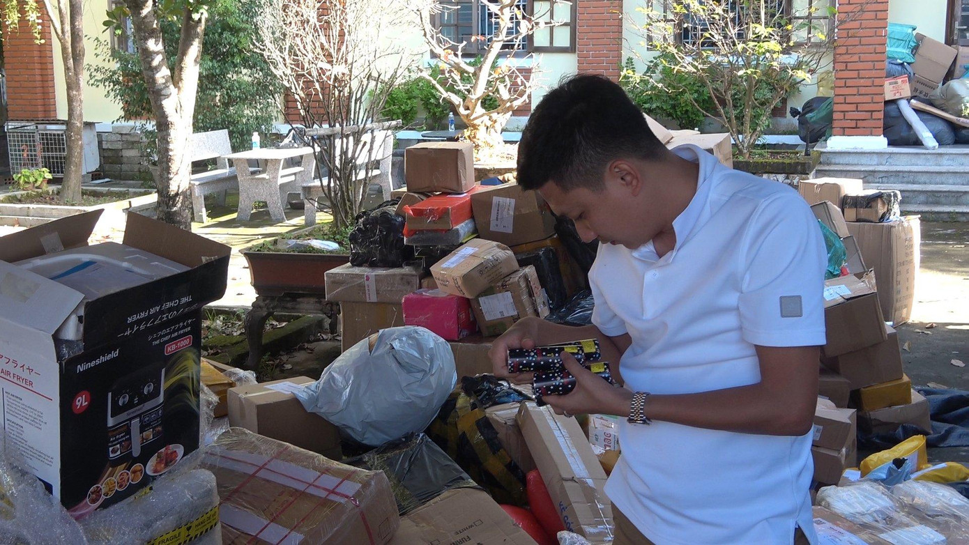 Nhiều quả pháo điện được tài xế Lưu Luyện Anh nhận vận chuyển cùng các loại hàng hóa không rõ nguồn gốc xuất xứ khác. Ảnh CACC