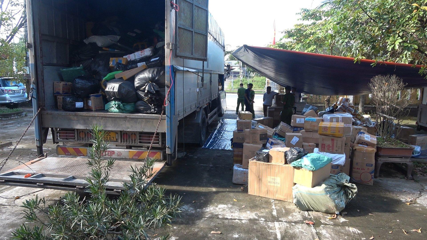 Lực lượng công an phối hợp cơ quan chức năng TP Huế tạm giữ nhiều hàng hóa không rõ nguồn gốc, xuất xứ để xác minh, xử lý theo quy định. Ảnh CACC